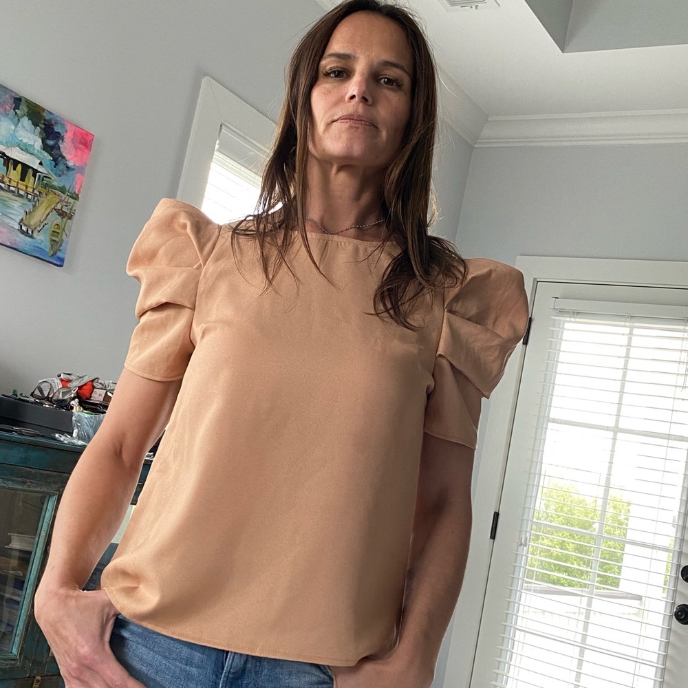 XS camel color puffy shirt sleeve blouse